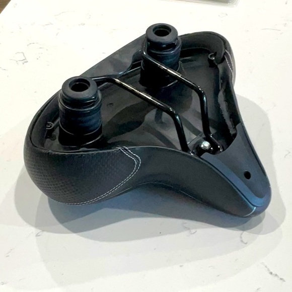 Bikeroo Comfort City Bike Seat w/ Toolkit - Picture 6 of 6